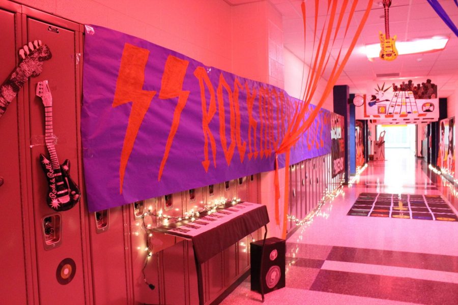 Sophomores Rock the Night Away While Decorating Their Hallway