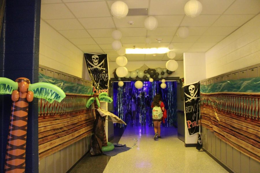 Seniors and juniors compete for the best homecoming hallway